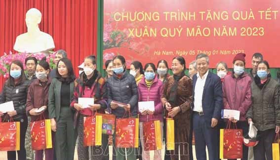 Ủy ban Mặt trận Tổ quốc huyện Kim Bảng chăm lo, hỗ trợ người nghèo