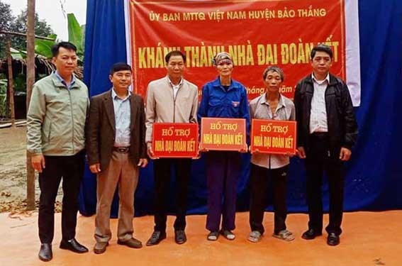 Lào Cai: Bàn giao nhà “Đại đoàn kết” cho hộ nghèo tại xã Phú Nhuận và xã Phong Niên