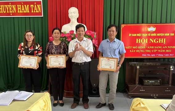 Hàm Tân (Bình Thuận): Sơ kết mô hình “Ánh sáng an ninh và xây dựng trụ cờ”