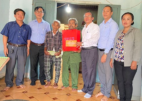Chủ tịch UBMTTQ Việt Nam tỉnh Khánh Hòa Trần Ngọc Thanh thăm, tặng quà các gia đình có công cách mạng tại Khánh Vĩnh