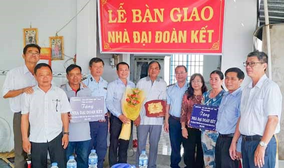 Ủy ban MTTQVN tỉnh An Giang trao 4 căn nhà Đại đoàn kết cho hộ nghèo huyện Phú Tân
