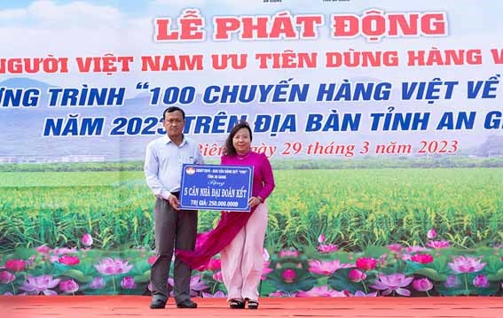 An Giang: Phát động Cuộc vận động “Người Việt Nam ưu tiên dùng hàng Việt Nam” và Chương trình “100 chuyến hàng Việt về nông thôn”