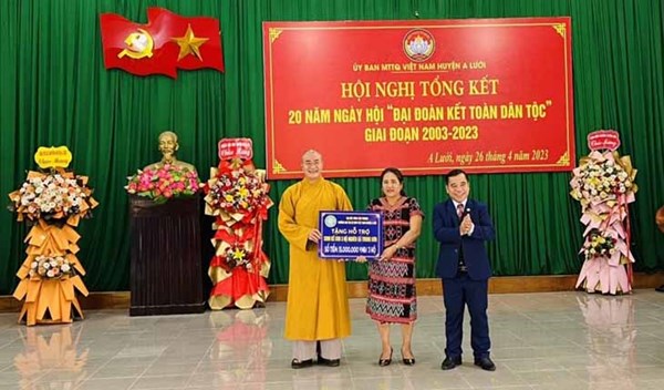 Ủy ban MTTQ tỉnh Thừa Thiên Huế trao 15 nhà Đại đoàn kết cho các hộ nghèo huyện A Lưới