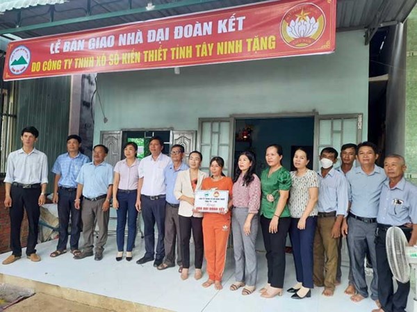 Ủy ban MTTQ tỉnh Bình Thuận bàn giao nhà “Đại đoàn kết” cho hộ nghèo