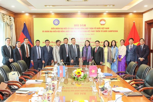 Hội đàm giữa Đoàn đại biểu UBTƯ MTTQ Việt Nam với Đoàn đại biểu Hội đồng Quốc gia Mặt trận Đoàn kết Phát triển Tổ quốc Campuchia