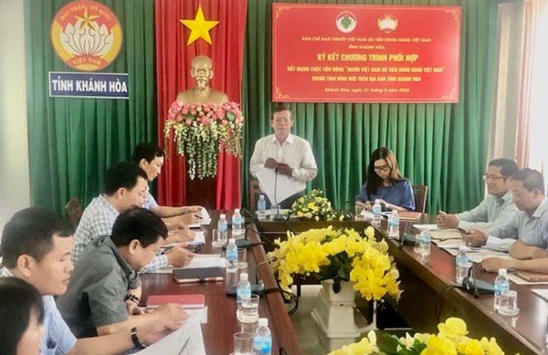 Khánh Hòa ký kết chương trình phối hợp đẩy mạnh cuộc vận động người Việt Nam ưu tiên dùng hàng Việt Nam