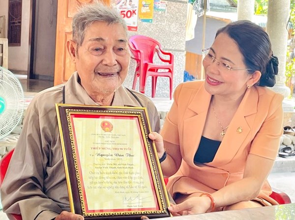 Ủy ban Mặt trận Tổ quốc tỉnh Bình Định thăm và chúc thọ người cao tuổi năm 2023