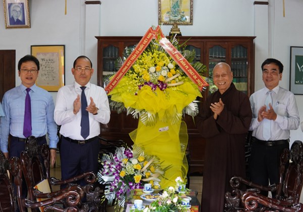 Phó Chủ tịch Ủy ban Trung ương MTTQ Việt Nam Hoàng Công Thuỷ thăm, chúc mừng Đại lễ Phật đản 2023 tại Thừa Thiên - Huế
