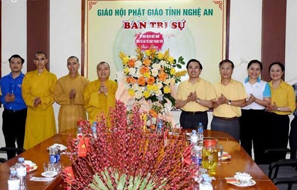 Lãnh đạo Ủy ban MTTQ tỉnh Nghệ An chúc mừng Giáo hội Phật giáo tỉnh nhân Đại lễ Phật đản