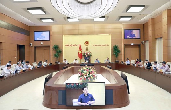 Chủ tịch Quốc hội Vương Đình Huệ chủ trì phiên họp của Ủy ban Thường vụ Quốc hội