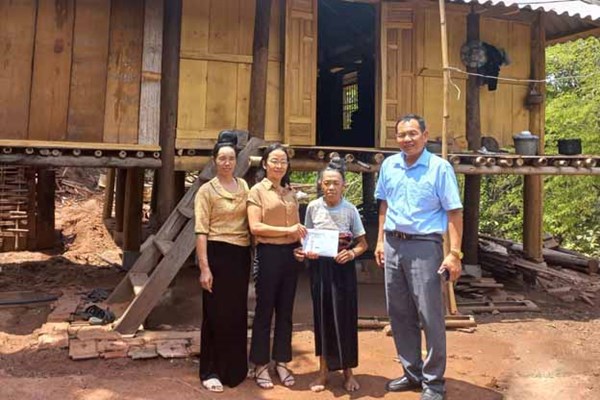Ủy ban MTTQ huyện Yên Châu chung tay xóa nhà tạm cho hộ nghèo