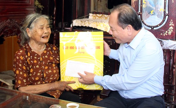 Chủ tịch Ủy ban MTTQ tỉnh Bắc Giang Trần Công Thắng thăm, tặng quà người có công tại huyện Lục Ngạn