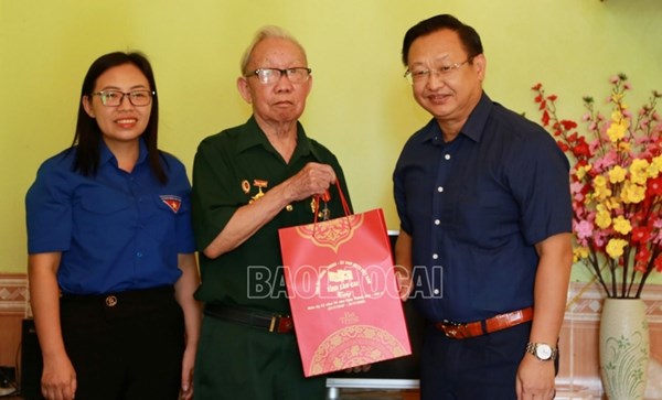 Chủ tịch Ủy ban MTTQ tỉnh Lào Cai Giàng Seo Vần tặng quà gia đình chính sách trên địa bàn huyện Bắc Hà và Si Ma Cai
