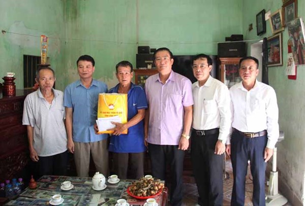 Ủy ban MTTQ tỉnh Vĩnh Phúc thăm, tặng quà gia đình chính sách ở thành phố Phúc Yên