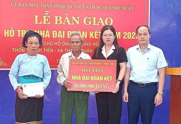 MTTQ huyện Như Xuân bàn giao nhà “Đại đoàn kết” cho 2 gia đình