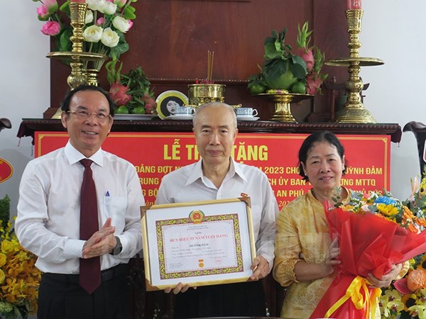 Nguyên Chủ tịch Ủy ban Trung ương MTTQ Việt Nam Huỳnh Đảm nhận Huy hiệu 55 năm tuổi Đảng