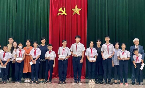 Ủy ban MTTQ thành phố Đà Nẵng trao 40 suất học bổng cho học sinh nghèo vượt khó