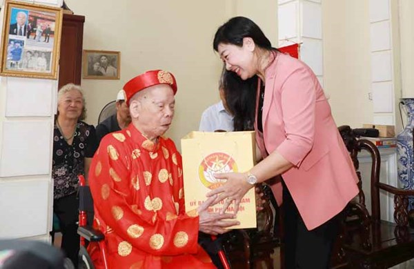 Chủ tịch Ủy ban Mặt trận Tổ quốc Việt Nam thành phố Hà Nội thăm, tặng quà người cao tuổi tiêu biểu