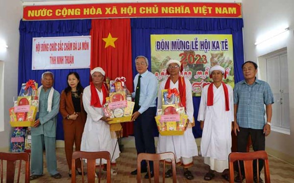 Ủy ban MTTQ tỉnh Ninh Thuận thăm, chúc mừng Lễ hội Katê năm 2023