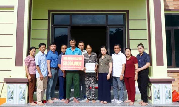 Ủy ban MTTQ Việt Nam tỉnh Bắc Kạn: Trao nhà “Đại đoàn kết” và thăm, tặng quà tại Bạch Thông