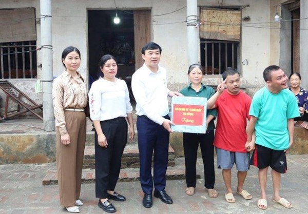 MTTQ tỉnh Bắc Ninh trao kinh phí xây nhà Đại đoàn kết và hỗ trợ cho hộ nghèo
