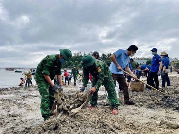 Gần 1.000 người thu gom rác tại bãi biển ở Quảng Ngãi
