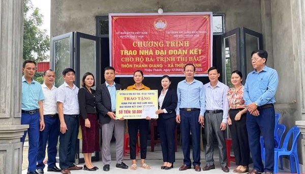 Thanh Hóa: Trao tiền hỗ trợ xây dựng nhà Đại đoàn kết cho 4 hộ nghèo huyện Thiệu Hóa