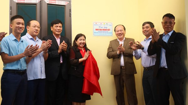 Ủy ban MTTQ tỉnh Bắc Giang trao kinh phí hỗ trợ xây nhà "Đại đoàn kết" cho hộ nghèo