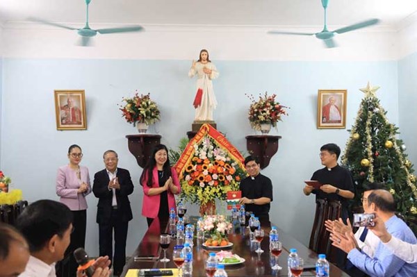 Chủ tịch Ủy ban MTTQ Việt Nam thành phố Hà Nội thăm, chúc mừng Giáo xứ Tử Đình