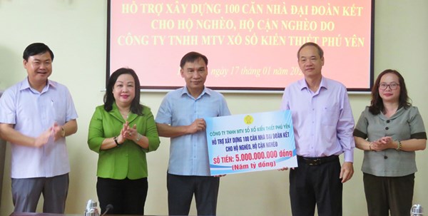Phú Yên: Tiếp nhận 6 tỉ đồng hỗ trợ xây nhà Đại đoàn kết và tặng quà tết cho hộ nghèo