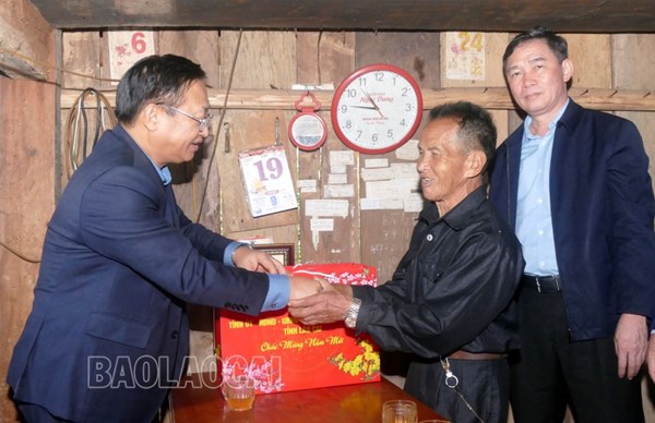 Chủ tịch Ủy ban MTTQ Việt Nam tỉnh Lào Cai Giàng Seo Vần thăm, tặng quà tết tại huyện Bảo Yên