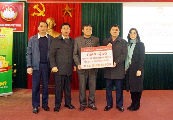 Ủy ban MTTQ tỉnh Bắc Kạn tiếp nhận tài trợ quà Tết cho hộ nghèo 