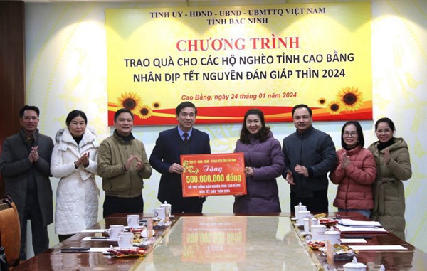 Bắc Ninh hỗ trợ Cao Bằng 500 triệu đồng tặng quà Tết cho người nghèo