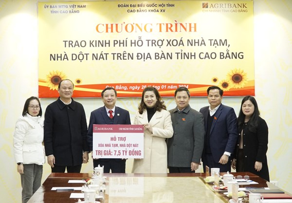 Ủy ban MTTQ tỉnh Cao Bằng tiếp nhận kinh phí hỗ trợ xóa nhà tạm nhà dột nát trên địa bàn tỉnh