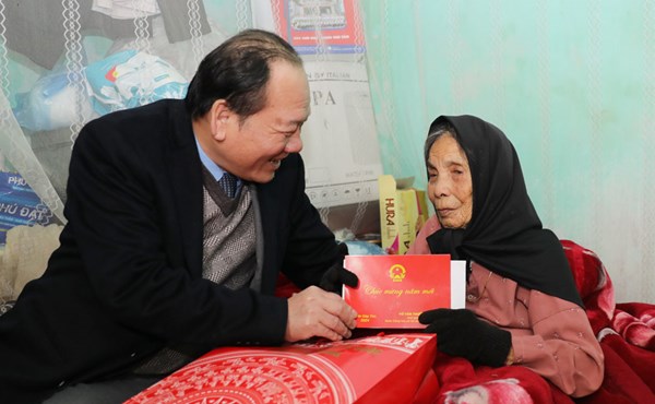 Chủ tịch Ủy ban MTTQ tỉnh Bắc Giang Trần Công Thắng thăm, tặng quà gia đình người có công tiêu biểu