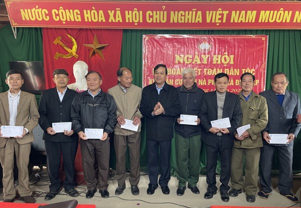Ủy ban MTTQ tỉnh Cao Bằng tặng quà tết cho hộ nghèo tại huyện Quảng Hòa
