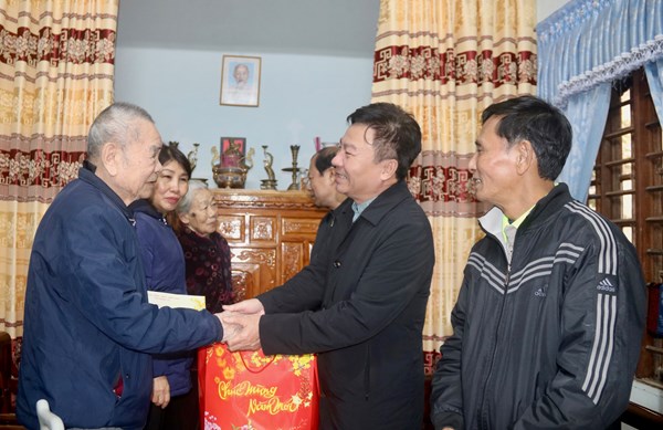 Chủ tịch Ủy ban MTTQ Việt Nam tỉnh Quảng Trị Đào Mạnh Hùng thăm, chúc tết các gia đình chính sách