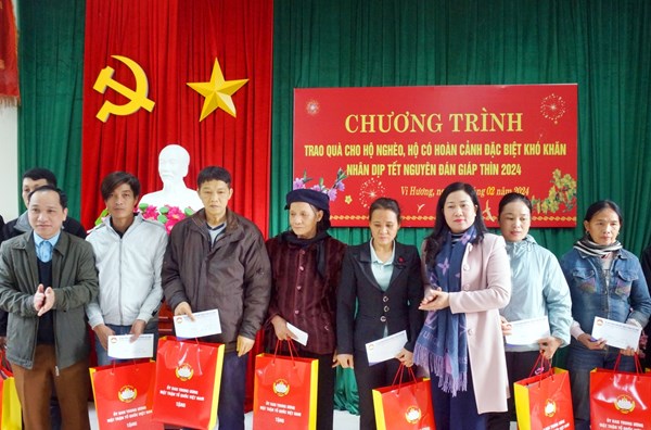 Ủy ban MTTQ Việt Nam tỉnh Bắc Kạn tặng quà Tết tại xã Vi Hương