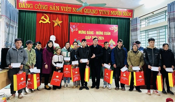 Ủy ban MTTQ tỉnh Cao Bằng chăm lo cho người nghèo nhân dịp tết Nguyên đán Giáp Thìn 2024