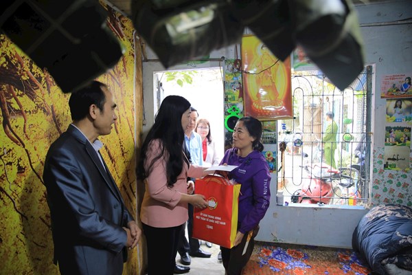 Ủy ban MTTQ Việt Nam thành phố Hà Nội tặng quà các bệnh nhân nghèo