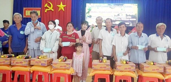 MTTQ huyện Thoại Sơn phát huy sức mạnh đại đoàn kết chăm lo cho người nghèo