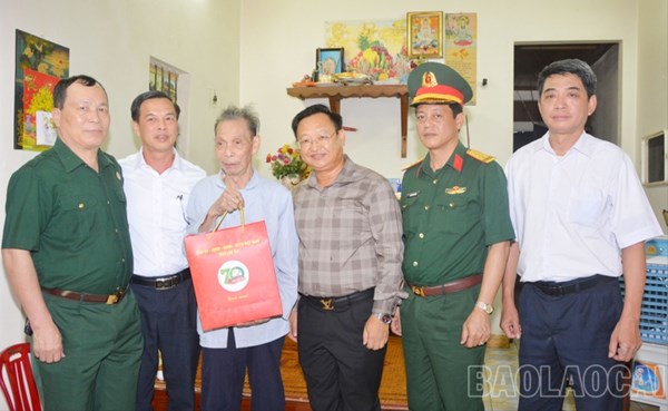 Chủ tịch Ủy ban MTTQ Việt Nam tỉnh Lào Cai Giàng Seo Vần thăm, tặng quà cựu chiến binh tại huyện Bảo Thắng