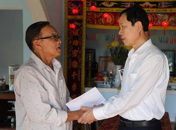 Ủy ban MTTQ tỉnh Quảng Ngãi thăm, tặng quà gia đình thân nhân chiến sĩ Điện Biên