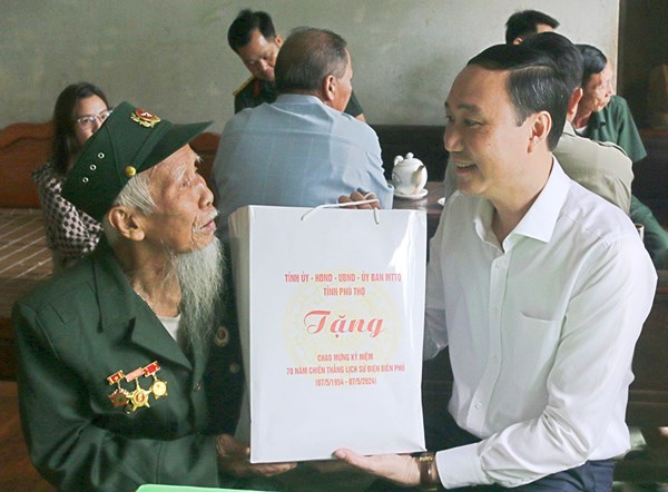 Lãnh đạo tỉnh Phú Thọ thăm, tặng quà tri ân các gia đình Anh hùng liệt sĩ, chiến sĩ Điện Biên, thanh niên xung phong, dân công hoả tuyến