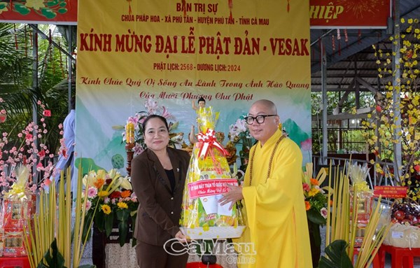 Ủy ban MTTQ Việt Nam tỉnh Cà Mau chúc mừng đại lễ Phật đản tại huyện Phú Tân
