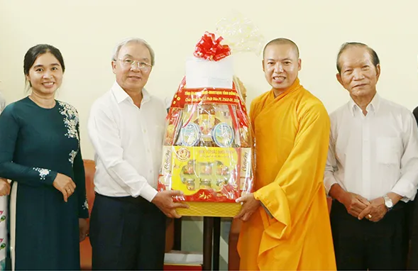Ủy ban MTTQ Việt Nam tỉnh Đồng Nai chúc mừng Phật đản chức sắc Phật giáo tiêu biểu