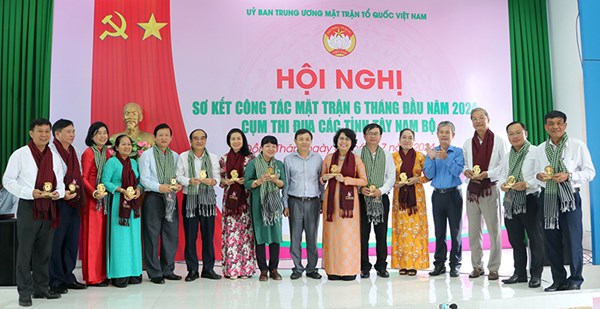 Phó Chủ tịch Tô Thị Bích Châu chủ trì sơ kết Cụm thi đua các tỉnh Tây Nam bộ