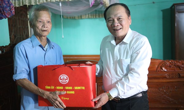 Chủ tịch Ủy ban MTTQ tỉnh Bắc Giang Trần Công Thắng thăm, tặng quà người có công huyện Lạng Giang