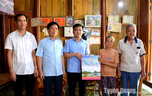 Chủ tịch Ủy ban MTTQ tỉnh Tuyên Quang Nguyễn Hưng Vượng thăm, tặng quà gia đình chính sách huyện Lâm Bình