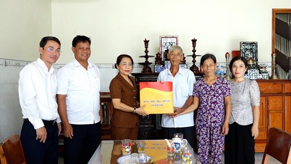 Ủy ban Mặt trận tỉnh Bình Định thăm, tặng quà các gia đình chính sách, người có công với cách mạng